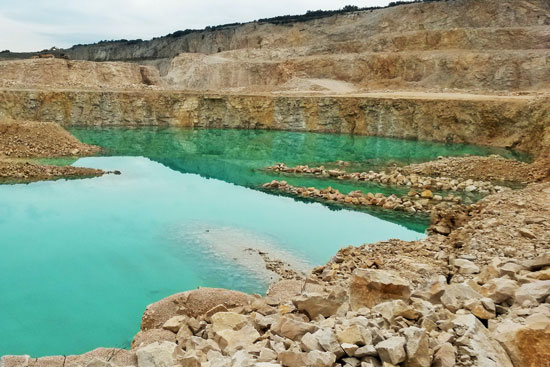 Carrière de roche massive en milieu karstique (30)