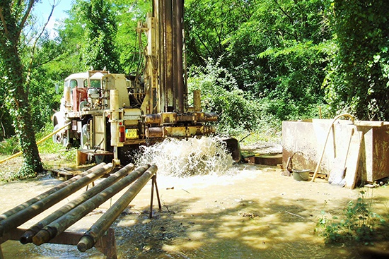 Développement par air lift lors de la création du forage d’exploitation Fe1 de la Madeleine à Anduze (30)