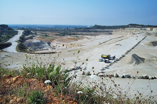 Vue d’une carrière de calcaires dans le Gard