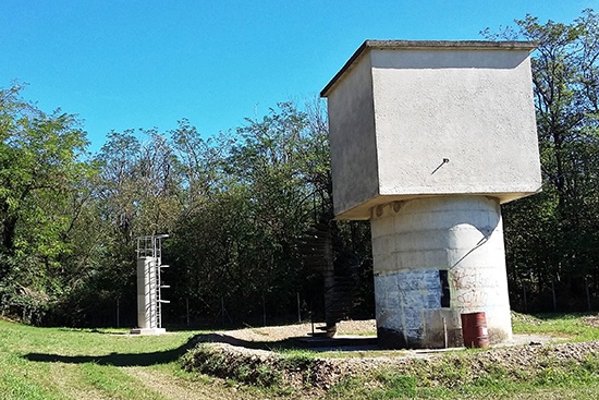 Vue des aménagements du piézomètre et du forage d’exploitation de Commeyras à Prades-sur-Vernazobres (34), dont les travaux ont nécessité des déclarations à la DDTM, à la DREAL et à l’ARS