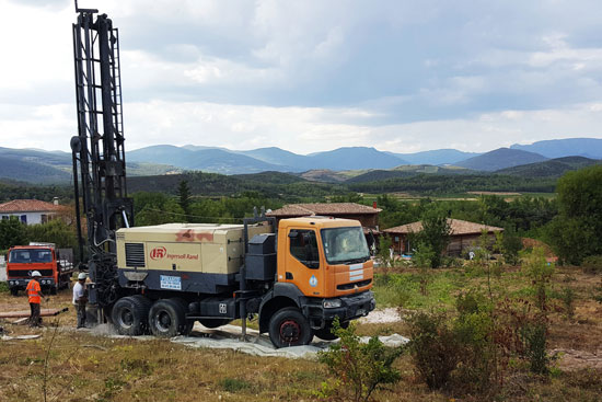 Vue de la réalisation du forage d’exploitation du SIAE de la région du Vernazobres